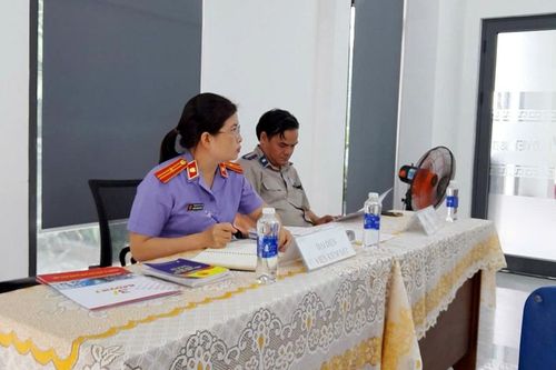 VKSND khu vực 2, TP Đà Nẵng kiểm sát việc bán đấu giá tàu cá