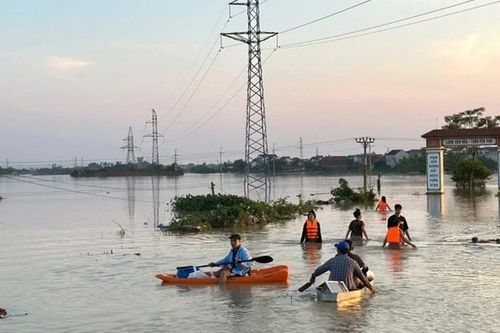 Hà Nội: Khắc phục hậu quả ngập lụt ở xã ven sông Cà Lồ