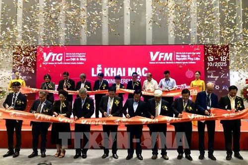 Khai mạc Triển lãm quốc tế về máy móc công nghiệp dệt may