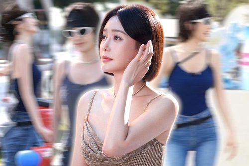 Tần Lam diện áo hai dây khoét lưng khoe thân hình bốc lửa, một chi tiết làm cho fan 'đứng hình'