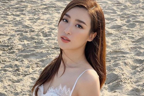 Hoa hậu Đỗ Mỹ Linh diện chiếc váy 'kín trên hở dưới', lộ điểm cực quyến rũ gây 'bão mạng'