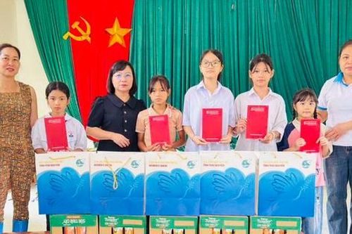 Hội LHPN tỉnh Thái Nguyên trao quà, hỗ trợ trẻ mồ côi, khó khăn bị ảnh hưởng bão số 11