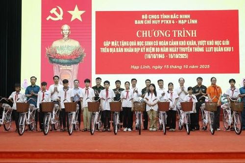 Ban Chỉ huy phòng thủ khu vực 4 - Hạp Lĩnh tặng quà học sinh vượt khó học giỏi