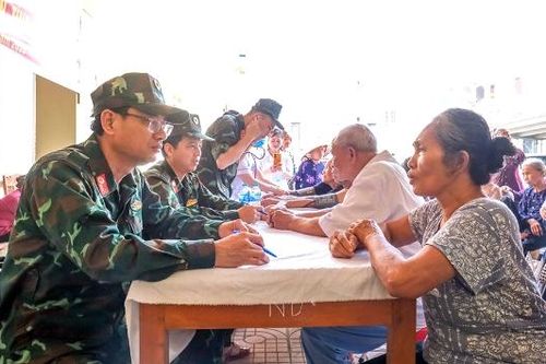 Gần 200 cán bộ quân y và phòng hóa khám bệnh, cấp thuốc cho Nhân dân