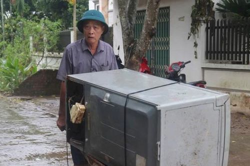 Hỗ trợ sửa miễn phí thiết bị điện lạnh do ngập úng, giúp người dân sớm ổn định đời sống