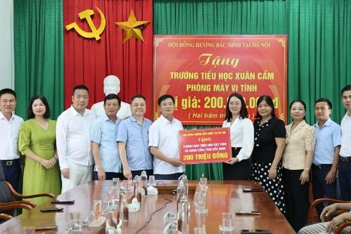 Hội đồng hương Bắc Ninh tại Hà Nội tặng quà cho học sinh xã Xuân Cẩm