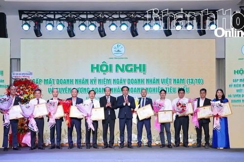 Chủ đầu tư CaraWorld nhận bằng khen của UBND tỉnh Khánh Hòa nhân Ngày Doanh nhân Việt Nam