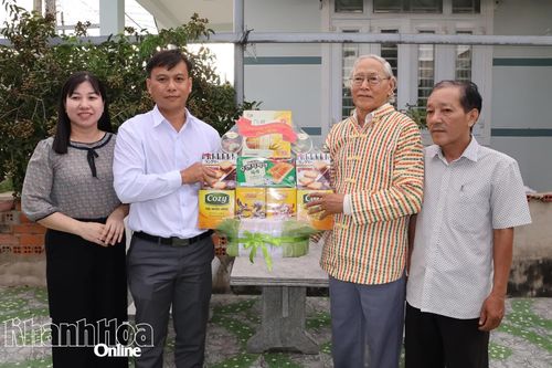 Ủy ban MTTQ Việt Nam tỉnh thăm, chúc mừng các cá nhân tiêu biểu trong đồng bào Chăm nhân dịp Lễ hội Katê