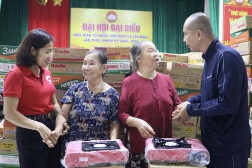 Trao quà hỗ trợ trị giá gần 2,5 tỷ đồng cho người dân bị ảnh hưởng bởi bão số 11
