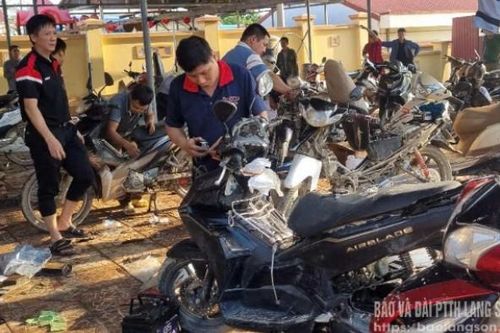 Sửa xe máy của người dân bị ngập nước miễn phí: 'hành động nhỏ, ý nghĩa lớn'