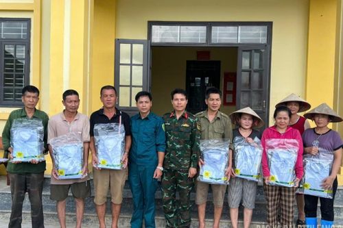 Bộ Chỉ huy Quân sự tỉnh Lạng Sơn cấp phát 3.000 bộ quần áo dân sự hỗ trợ người dân vùng lũ sau bão số 11