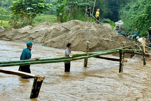Thôn Làng Chút làm 2 cầu tạm qua suối