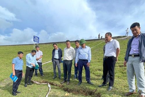 Phó Chủ tịch UBND tỉnh Lâm Đồng Lê Trọng Yên kiểm tra khắc phục sự cố sạt trượt tại hồ Cay An