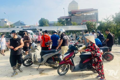 Sửa xe miễn phí, lan tỏa hành động nhân văn sau lũ