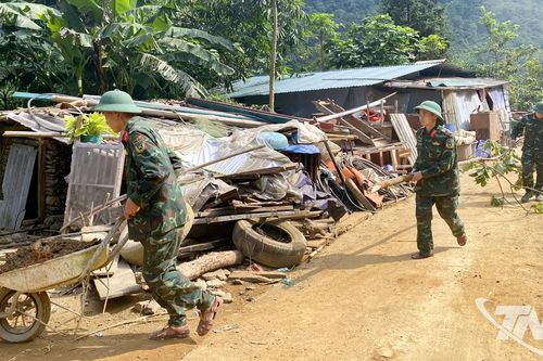 Bộ đội vượt mưa bão đến với đồng bào Mông xã Cao Minh