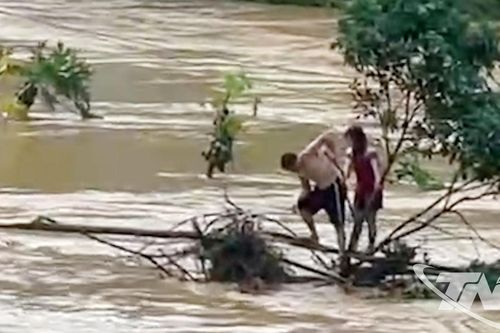 Người 'đánh cược' mạng sống để cứu vợ con trong lũ dữ