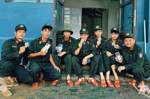 Những chiến sĩ và tấm phiếu trở về tuổi thơ