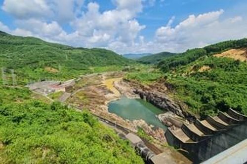 Hạ mực nước hồ chứa đón mưa lớn