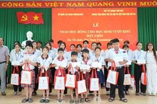 Trao học bổng cho 94 học sinh vượt khó của 5 xã