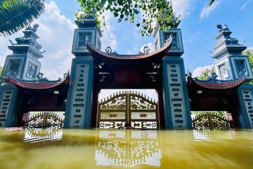 Ban Trị GHPGVN TP.Hà Nội thăm các tự viện bị ảnh hưởng nặng nề sau bão lũ