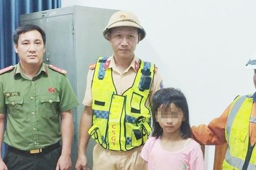 Đi viện thăm bà ốm trở về, bé gái một mình đi lạc 2km trên cao tốc giữa đêm mưa
