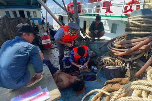 Tàu kiểm ngư cứu ngư dân bị thương trên vùng biển phía Nam