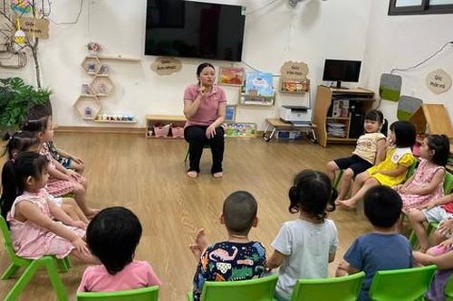 Con chậm nói, cha mẹ hãy cùng giáo viên giúp con tiến bộ