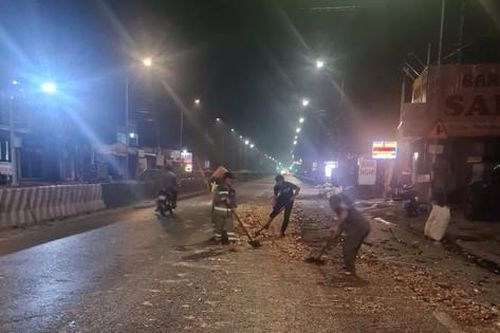 Truy tìm xe tải làm rơi vãi 3 tấn củ mì trên QL1 khiến nhiều người té ngã