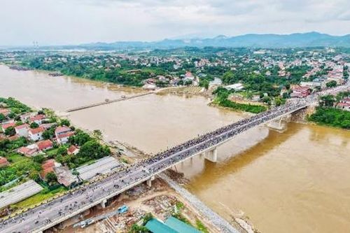 Thi đua thần tốc dựng 'biểu tượng hồi sinh' ở đôi bờ sông Thao