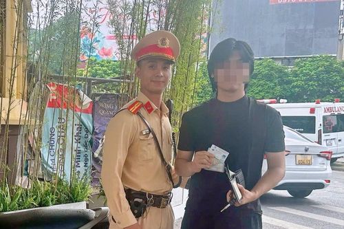 CSGT trao trả ví tiền và giấy tờ cho người dân đánh rơi trên đường Giải Phóng