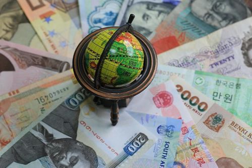 IMF nâng nhẹ dự báo tăng trưởng toàn cầu 2025
