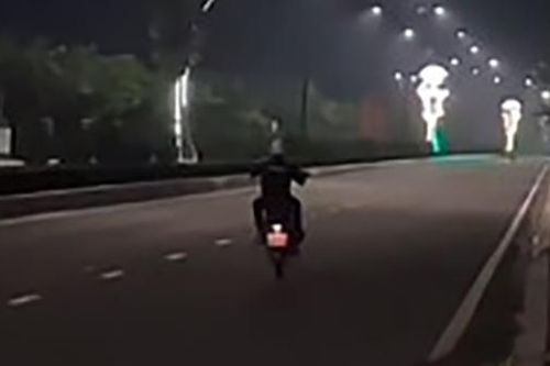 Chồng 'biểu diễn' xe môtô, vợ đăng TikTok cổ vũ