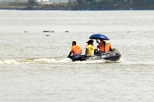 Tìm thấy thi thể 3 bố con nhảy cầu Bến Thủy
