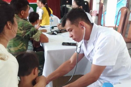 Trung tâm Y tế Trùng Khánh khám, cấp phát thuốc miễn phí cho người dân vùng ảnh hưởng bão