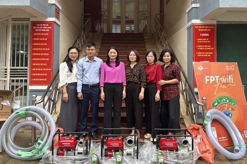Ủy ban MTTQ tỉnh, đơn vị, nhà hảo tâm hỗ trợ, tặng quà các xã khắc phục hậu quả sau bão số 10, 11