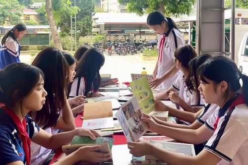 Trường THCS thị trấn Bảo Lạc phối hợp tổ chức đọc sách tại xe thư viện lưu động