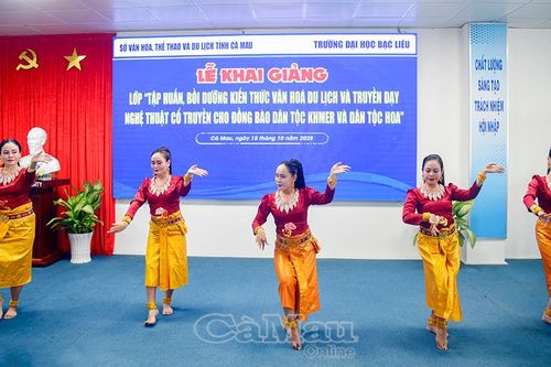 Truyền dạy nghệ thuật Khmer và Hoa cho hơn 100 học viên
