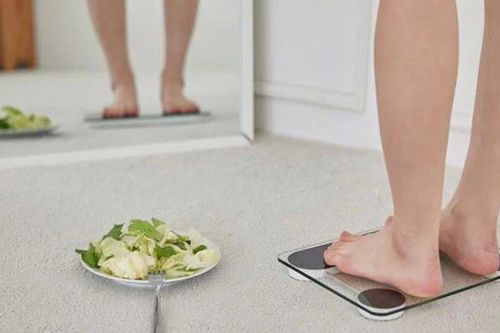 Muốn 'bụng phẳng eo thon', nữ sinh 17 tuổi suýt mất mạng vì nhịn ăn và tập luyện quá sức