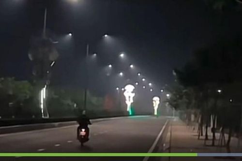 Vợ quay clip chồng bốc đầu xe đăng MXH câu view, nhận ngay 'án phạt' 12 triệu đồng và tịch thu luôn xe máy