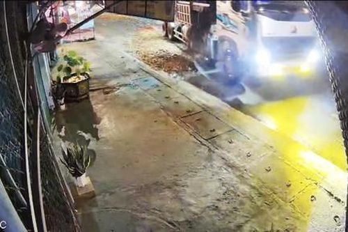 Truy tìm xe tải làm rơi vãi 3 tấn củ mì trên đường khiến nhiều người té ngã