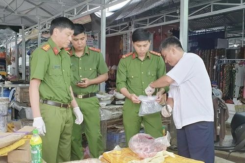 Phát hiện thịt nhiễm tả lợn châu Phi có dấu kiểm dịch ở Cần Thơ
