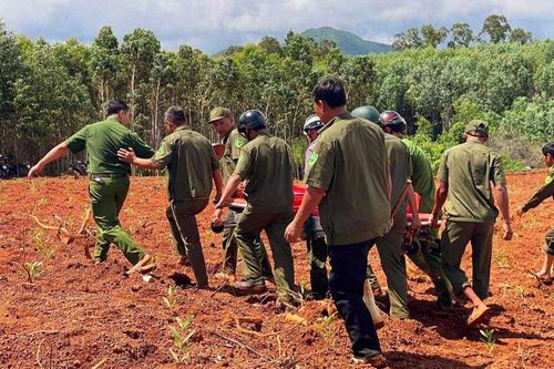 Giải cứu người đàn ông rơi xuống giếng hoang sâu 15m trong rừng keo ở Gia Lai