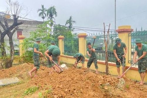 Chiến sĩ Trường Sĩ quan lục quân I thực hiện nhiệm vụ dân vận tại xã Yên Xuân