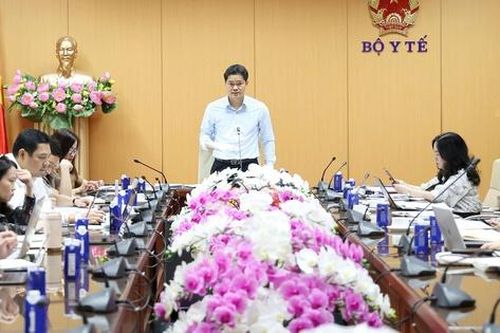 Thứ trưởng Thường trực Bộ Y tế Vũ Mạnh Hà làm việc với Vụ Bảo hiểm Y tế
