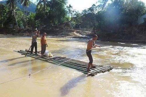 Lũ cuốn trôi cầu, người dân kết bè liều mình qua suối