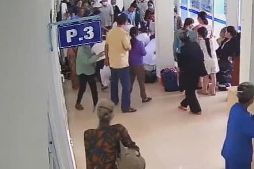Video nữ điều dưỡng bệnh viện nhanh trí cứu người đàn ông ngưng tim
