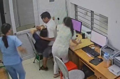 Video người đàn ông xông vào phòng cấp cứu, cầm bút đe dọa 'chọc vào mặt' bác sĩ