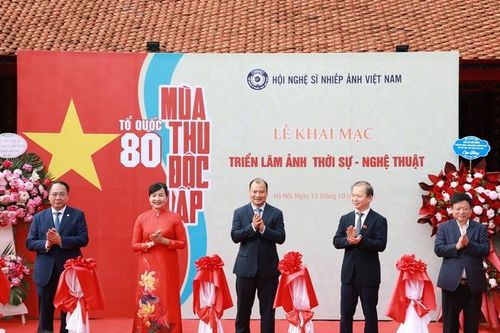 Trưng bày 200 bức ảnh tiêu biểu 'Tổ quốc - 80 mùa thu độc lập'