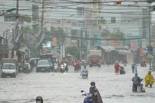 Mưa lớn gây ngập nhiều tuyến đường tại Nha Trang