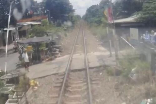 Cảnh 'đứng tim' khiến lái tàu phải phanh khẩn cấp